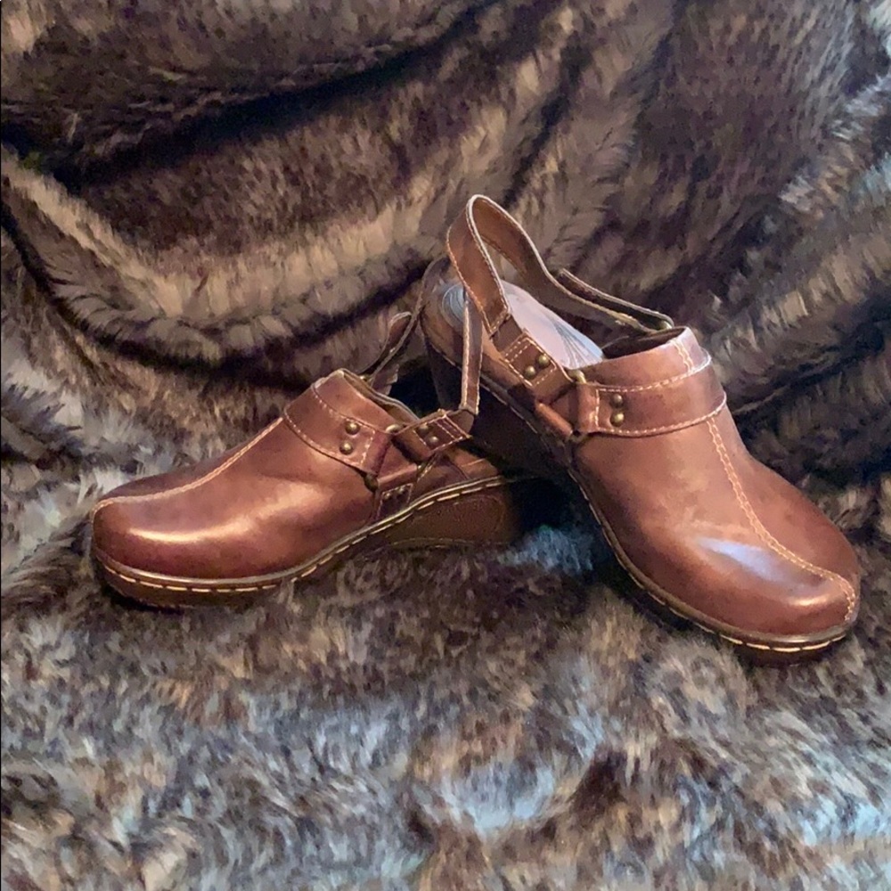 Nearly New condition Bare Traps mules/clogs
